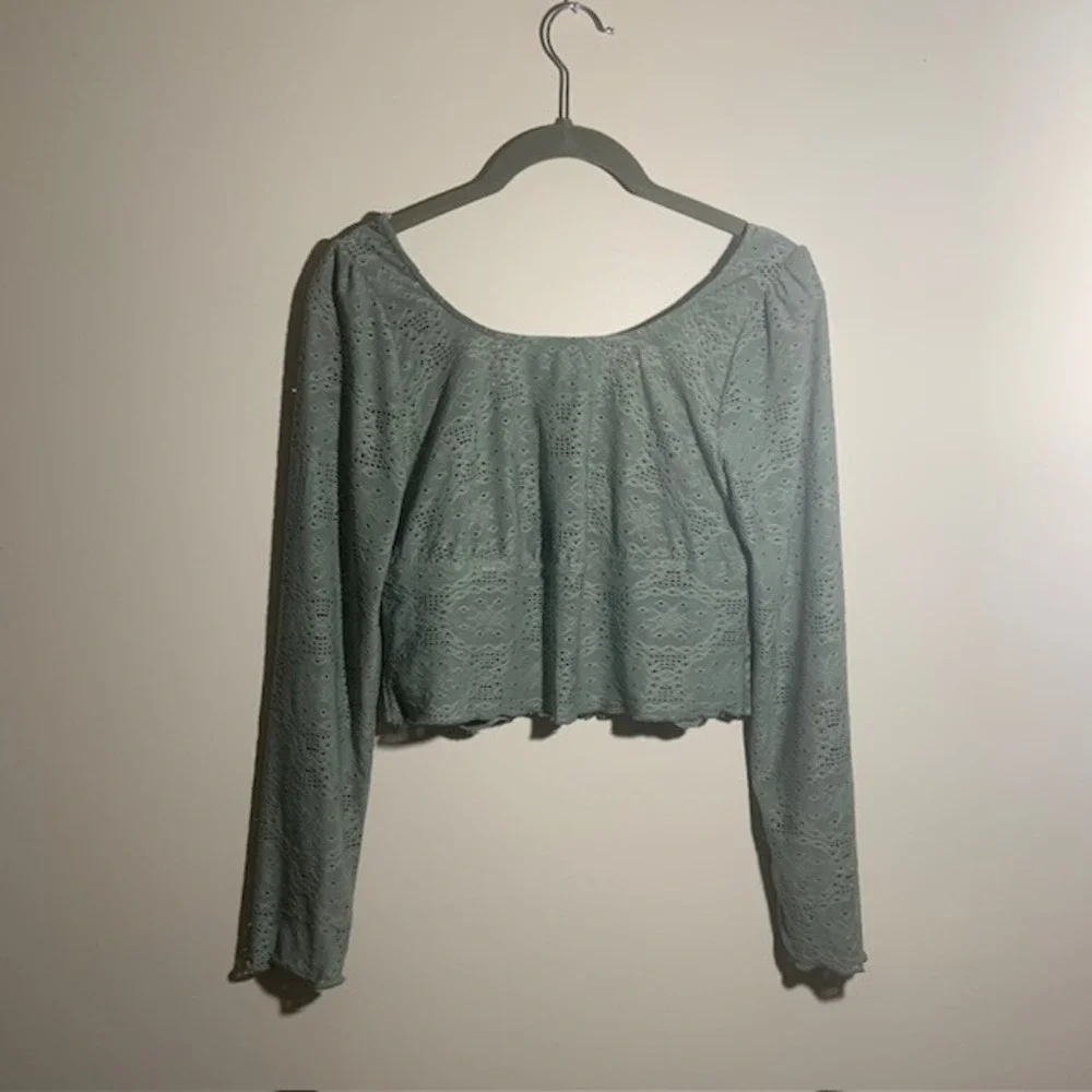 Kirious  Sage Green Eyelet Crop Top – Boho Romantic Tie-Front Long Sleeve EUC